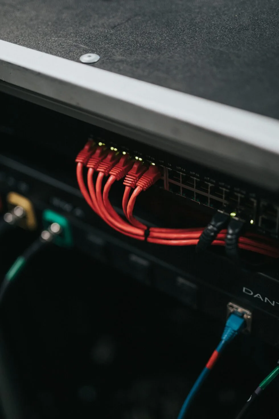 Netzwerk-Switch mit farbigen Patchkabeln im Verteiler
